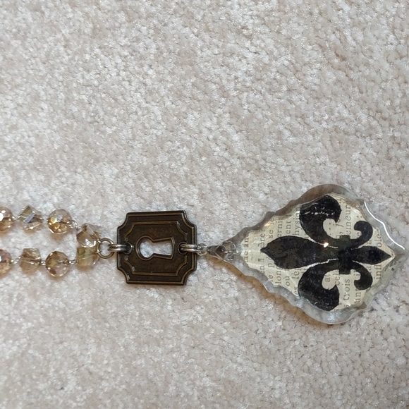 Pretty Necklace - Picture 2 of 5